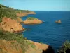 Paesaggi del litorale della Costa Azzurra  - Esterel montagne: rocce rosse (porfido) della costa selvaggia e sul Mar Mediterraneo