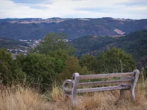 Paesaggi della Loira - Panca con una vista di alberi e colline boscose