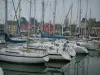 Paimpol - Puerto con los barcos y las casas de colores en el fondo