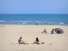 Paisagens de Aude - Gruissan-Plage, no Parque Natural Regional de Narbonnaise, no Mediterrâneo: veranistas na praia, à beira do Mar Mediterrâneo