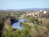 Paisagens de Aude - Vista da aldeia de Ribaute e sua ponte sobre o rio Orbieu em um ambiente arborizado