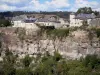 Paisagens de Aveyron - Trou de Bozouls (cânion Bozouls): casas da aldeia e falésias do circo natural