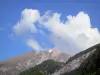 Paisagens do Béarn - Nuvens no céu azul dominando os picos dos Pirinéus