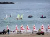 Paisagens costeiras da Bretanha - Costa Esmeralda: escola de vela (pequenos barcos à vela na praia e no mar), em Saint-Malo