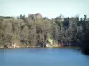 Paisagens da Bretanha - Lago ladeado de árvores (floresta)