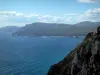 Paisagens da costa da Provença - Do Corniche des Crêtes, vista sobre um penhasco, o mar Mediterrâneo e a costa ao fundo