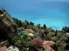 Paisagens da costa da Riviera Francesa - Villas rodeadas por vegetação localizada junto ao mar, água azul-turquesa
