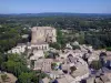 Paisagens do Drôme - Drôme Provençale: vista do castelo feudal de Suze-la-Rousse dominando as casas da aldeia