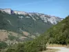 Paisagens do Drôme - Parque Natural Regional de Vercors: paredes de pedra com vista para a estrada