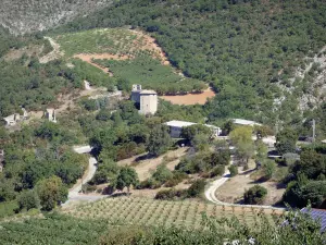 Paisagens do Drôme - Parque Natural Regional de Baronnies Provençales: vista de La Bâtie-Verdun em um cenário verde