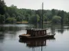 Paisagens do Indre-et-Loire - Da aldeia de Candes-Saint-Martin, vista do rio com um barco de madeira e árvores na beira da água