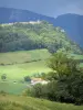 Paisagens Jura - Pastagens, colinas, telhados de casas e árvores