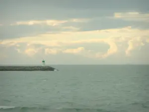 Paisagens do litoral Loire-Atlantique - Mar (Oceano Atlântico), farol e céu nublado