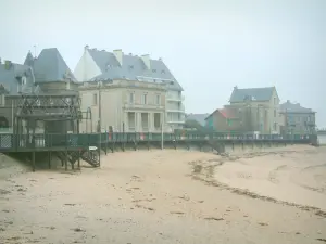Paisagens do litoral Loire-Atlantique - Casas e praia arenosa