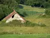 Paisagens do Mayenne - Celeiro de pedra velho cercado por prados