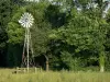 Paisagens do Mayenne - Turbina de vento velho em um cenário verde