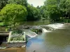 Paisagens do Mayenne - Rio Varenne, ladeado por árvores, em Ambrières-les-Vallées