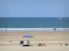 Paisagens do País Basco - Praia arenosa, de, Hendaye, negligenciar, um, veleiro, velejando, ligado, a, águas, de, oceano atlântico