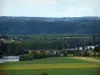 Paisagens do Périgord - Dordogne vale: campos, ponte sobre o rio (Dordogne), árvores ao longo da água e colinas