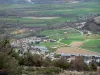 Paisagens dos Pirenéus Orientais - Parque Natural Regional dos Pirinéus Catalães: vista sobre as casas e a paisagem verdejante do planalto de Cerdagne