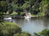 Paisagens de Val-d'Oise - Vale do Sena: rio Sena, balsas ancoradas e árvores ao longo da água; em Herblay