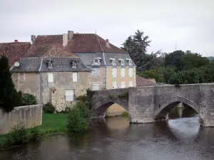 Paisagens de Viena - Ponte antiga que atravessa o rio Gartempe, árvores e casas da aldeia de Saint-Savin