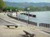 Paisajes de Ardèche - Tournon-sur-Rhone: bancos con vistas al río Ródano y el puerto deportivo