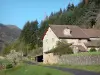 Paisajes de Ardèche - Parque Natural Regional de los Monts d'Ardèche: Casa de piedra en el borde de una pequeña carretera