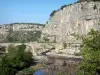 Paisajes de Ardèche - Puente Balazuc sobre el río Ardèche y los acantilados con vistas a la totalidad