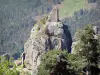 Paisajes de Ardèche - Rochebonne castillo en un afloramiento rocoso en una zona verde en la comuna de Saint-Martin-de-Valamas en el Parque Natural Regional de los Monts d'Ardèche