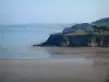 Paisajes del litoral de Bretaña - El mar (Océano Atlántico) con la marea baja, la arena y los acantilados (costa)
