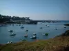 Paisajes del litoral de Bretaña - Pesca puerto con sus barcos de vela, barcos, y el pueblo en el fondo