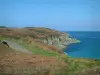 Paisajes del litoral de Bretaña - La escarpada línea costera cubierta de hierba y el mar, el agua color turquesa