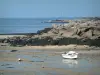 Paisajes del litoral de Bretaña - La marea baja y las pequeñas embarcaciones, costa, con sus rocas y algas, a continuación, Mar