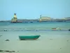 Paisajes del litoral de Bretaña - Playa de arena con un barco pequeño de colores, el mar, los faros, la costa y fuera de