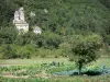 Paisajes de Lozère - Vista del castillo de Rocheblave rodeado de zonas verdes en la entrada de las gargantas del Tarn