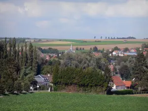 Paisajes de Picardía - Village (casas, campanario de la iglesia), rodeada de campos