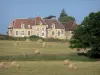Paisajes de Sarthe - Pacas de heno en un prado, cerca de una casa