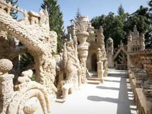 Palácio Ideal do Fator Cavalo - Conjunto de esculturas no terraço