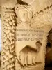 Palais Idéal du Facteur Cheval - Animal et visage sculptés et citation dans la pierre