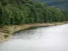 Meer van Pannecière - Kunstmatig meer (lake-reservoir-Pannecière kabelgeleider) en de beboste oever, in de Morvan Regionaal Natuurpark