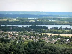 Panorama de la cuesta de los Dos Amantes - Vista del pueblo de poses (en el valle del Sena) y los cuerpos de agua (lagos) del sitio de Two Lovers