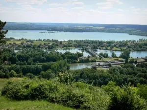 Panorama de la cuesta de los Dos Amantes - Desde el lugar de los dos amantes, con vistas a las esclusas Amfreville-sous-les-Monts, las poses presa en el río Sena, y el Lago de Two Lovers en su tiempo libre-Lery Poses)