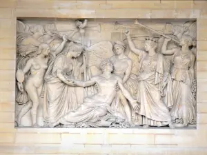 Pantheon - Bassorilievo raffigurante l'Apoteosi di eroi morti per la patria