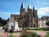 Paray-le-Monial - Basilique du Sacré-Coeur (édifice roman), monument aux morts et fleurs