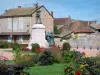 Paray-le-Monial - Gedenkteken van de oorlog, bloembedden en huizen