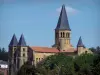 Paray-le-Monial - Achthoekige toren en vierkante torens van de basiliek van het Heilig Hart (Romaans), bomen
