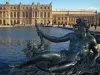 Parc du château de Versailles - Statue en premier plan, bassin du parterre d'Eau et château