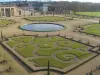 Parc du château de Versailles - Orangerie en hiver (parterres et bassin d'eau)