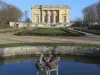 Parc du château de Versailles - Petit Trianon, parterres et bassin d'eau